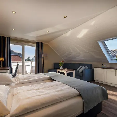 Tom's Hus Отель