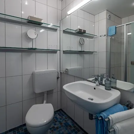 Tom's Hus 3*
